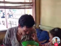 Viral Remaja Ditinggal Ibu dan Rawat Ayah yang Stroke Sendirian Sejak Usia 5