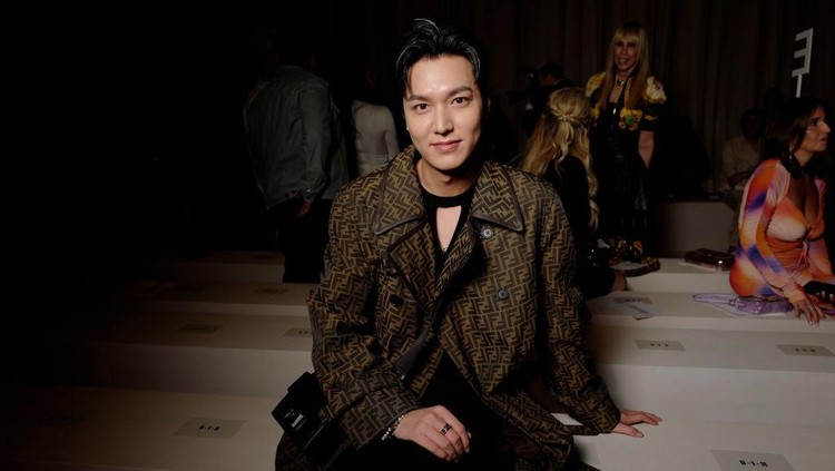 Lee Min Ho di New York Fashion Week 2022 Lee Min-ho at the Front Row of the Fendi Spring 2023 fashion show at the Hammerstein Ballroom on September 9th, 2022 in New York City, New York. (Photo by Swan Gallet/WWD via Getty Images)