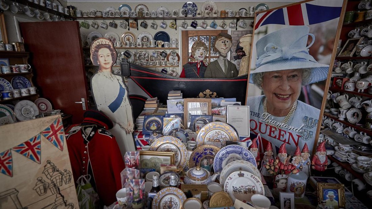 FOTO: Margaret Tyler, Fans Garis Keras Ratu Elizabeth II