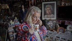 FOTO: Margaret Tyler, Fans Garis Keras Ratu Elizabeth II