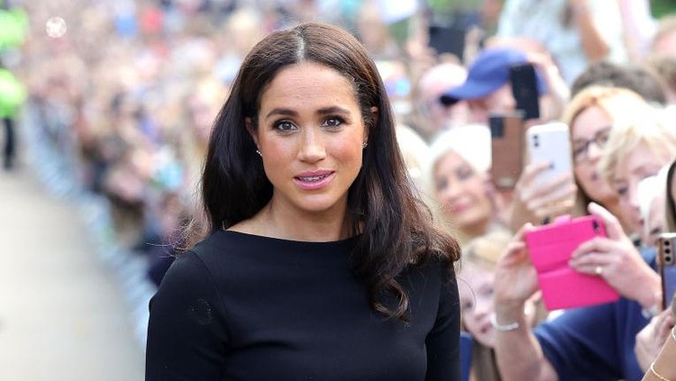 WINDSOR, ENGLAND - SEPTEMBER 10: Prince Harry, Duke of Sussex, and Meghan, Duchess of Sussex arrive on the long Walk at Windsor Castle arrive to view flowers and tributes to HM Queen Elizabeth on September 10, 2022 in Windsor, England. Crowds have gathered and tributes left at the gates of Windsor Castle to Queen Elizabeth II, who died at Balmoral Castle on 8 September, 2022. (Photo by Chris Jackson/Getty Images)
