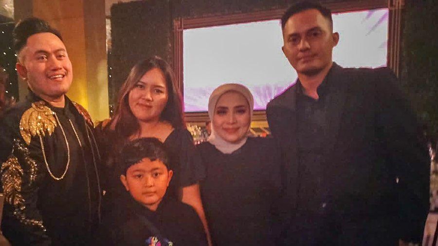 Momen Nassar bertemu putranya
