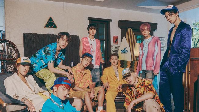 Para penggemar NCT 127 terus berdatangan meski hujan mengguyur ICE BSD sejak sore.