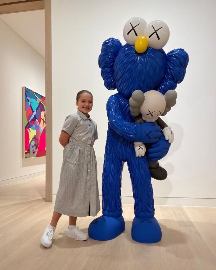Outfit untuk mengunjungi museum seni juga jadi sorotan. Terlihat lebih kasual, ia berbalut shirt dress abu-abu dan sepatu training putih yang kerap dipakainya. Foto: instagram.com/victoriabeckham