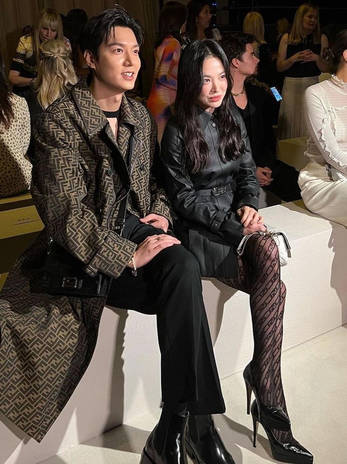 Pada Jum'at, (9/9) kemarin, Song Hye Kyo dan Lee Min Ho datang sebagai brand ambassador global di acara Fendi 25 Years of Baguette yang diselenggarakan di New York./ Foto: instagram.com/voguethailand)
