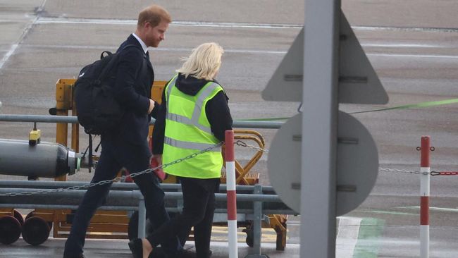 Seorang penumpang menceritakan kondisi Pangeran Harry ketika berada dalam pesawat setelah Ratu Elizabeth II meninggal dunia.