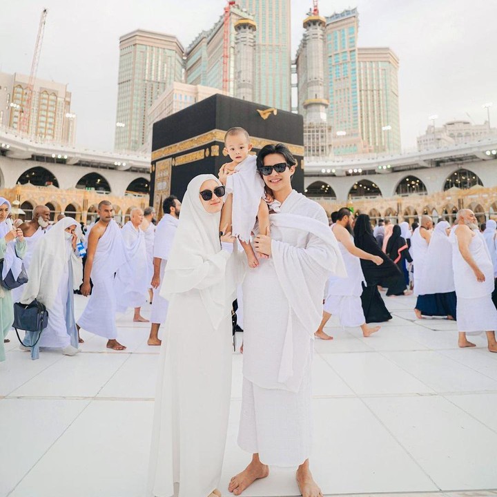 <p>Kita doakan semoga Dinda Hauw, Rey Mbayang, dan Shaka selalu bahagia ya, Bunda. (Foto: Instagram: @rey_mbayang)</p>