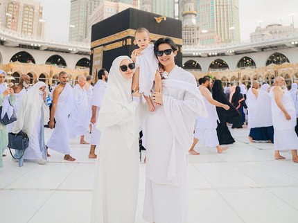 5 Potret Shaka Anak Dinda Hauw dan Rey Mbayang Cium Ka'bah