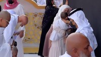 <p>Dinda Hauw kerap membagikan momen Shaka ketika beribadah, Bunda. Shaka juga terlihat sangat bersemangat ketika beberapa kali mencium Ka'bah. (Foto: Instagram: @dindahw)</p>