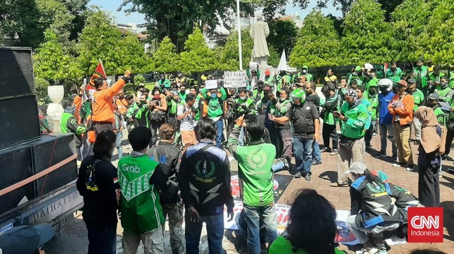Massa yang tergabung dalam Forum Ojol Yogyakarta menggeruduk Gedung DPRD DIY, Kota Yogyakarta, Senin (12/9) melakukan demo protes kenaikan BBM.