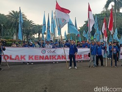 Massa Buruh Tolak Kenaikan Harga BBM Datangi Patung Kuda Jakpus