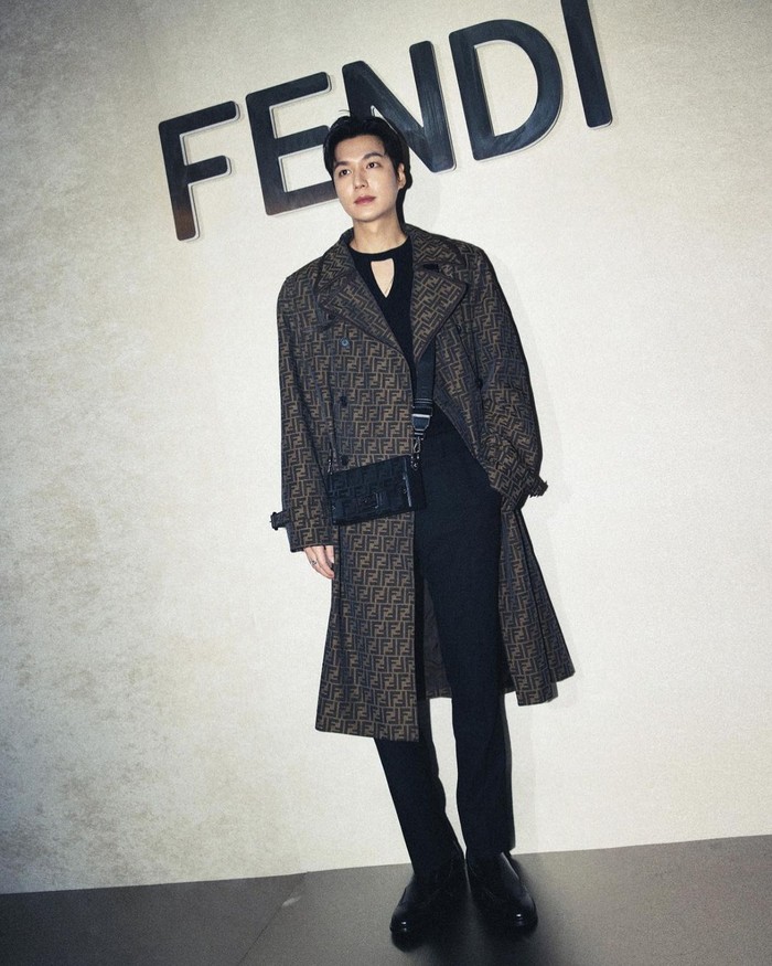 Sementara itu, Lee Min Ho tampil bergaya dengan setelan hitam yang dibalut dengan Multicolor Fabric Trench Coat. Tidak lupa, aktor yang akan segera menyapa melalui drama Ask The Star ini juga mengenakan tas baguette./ Foto: instagram.com/actorleeminho