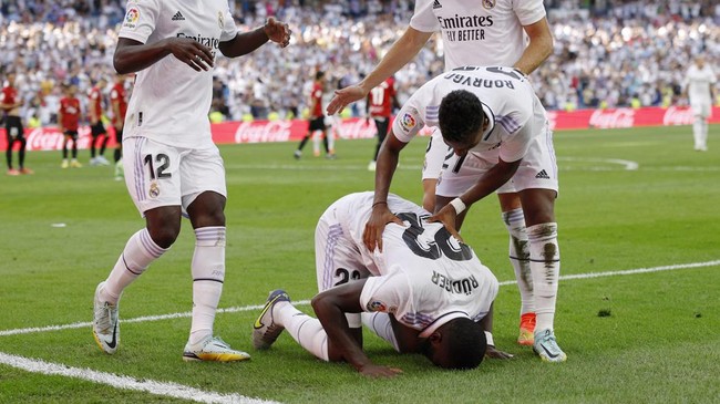 Antonio Rudiger merayakan gol perdana di Real Madrid dengan melakukan sujud syukur dan menyebut Alhamdulillah.