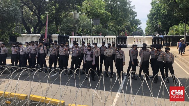 Jalan Medan Merdeka Barat ditutup menjelang aksi buruh yang bakal digelar pada Rabu (21/6).