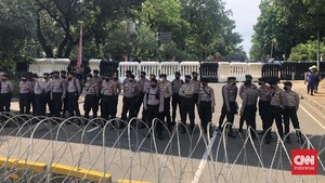 Ratusan Polisi Diterjunkan Kawal Demo Tolak RKUHP di DPR