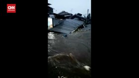 VIDEO: Banjir Besar Di Bogor Sebabkan Longsor dan Rusak Bangunan