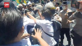 VIDEO: Unjuk Rasa Tolak Harga BBM Naik di Kantor DPRD Situbondo Ricuh