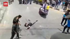 VIDEO: Detik-detik Pedemo Ambruk Tertembak Gas Air Mata di Aceh