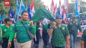VIDEO: Buruh Gelar Long March Tolak Kenaikan Harga BBM
