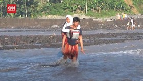 VIDEO: Perjuangan Siswa Sebrangi Aliran Lahar Semeru Demi Bersekolah