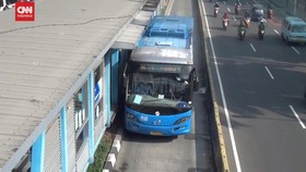 VIDEO: Transjakarta Beroperasional 24 Jam Mulai Hari Ini