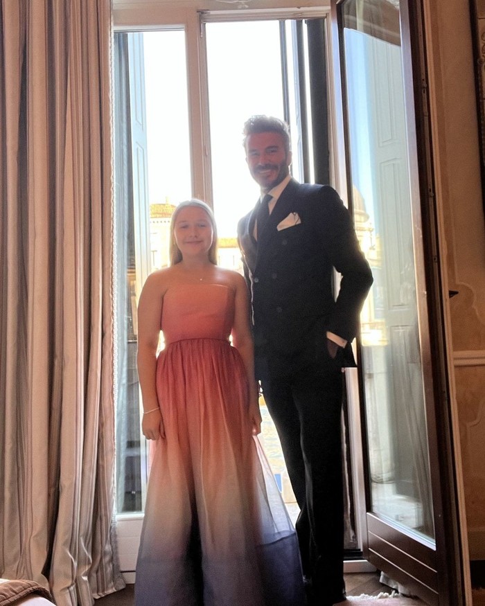 Tidak jarang David Beckham menghabiskan waktu bersama putrinya. Bulan Juni lalu, ia mengajak Harper untuk menemaninya di sebuah acara resmi. Harper tampil cantik dalam strapless dress ombre rona peach-periwinkle. Foto: instagram.com/victoriabeckham