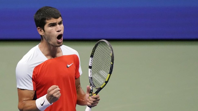 Petenis Spanyol Carlos Alcaraz juara US Open 2022 usai menang 6-4, 2-6, 7-6, 6-3 atas wakil Norwegia Casper Ruud pada laga final, Senin (12/9) pagi WIB.