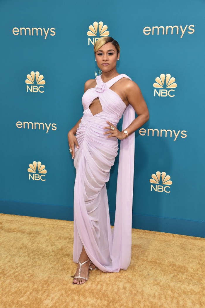 Warna pastel tampaknya jadi favorit Ariana DeBose. Kali ini ia memilih gaun lilac model halter neck rancangan Prabal Gurung. Foto: AFP via Getty Images/CHRIS DELMAS