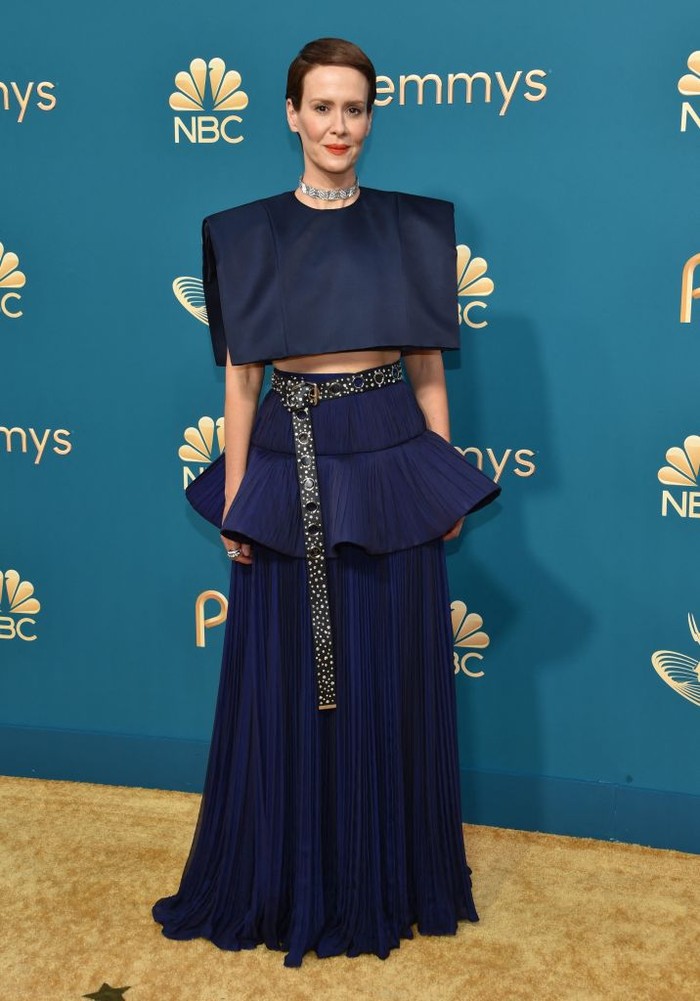 Kombinasi crop top, sabuk, dan rok panjang yang edgy sekaligus futuristik dari Louis Vuitton jadi pilihan Sarah Paulson. Foto: AFP via Getty Images/CHRIS DELMAS