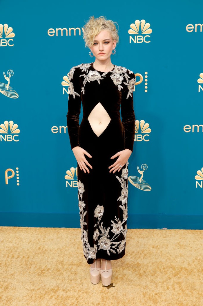 Klasik namun edgy jadi nuansa gaya Julia Garner, pemeran Anna Delvey di 'Inventing Anna'. Gaun detail embellishment dan bordir serta cut out tersebut diimbangi gaya rambut messy updo yang berkesan eklektik. Foto: Getty Images/Frazer Harrison
