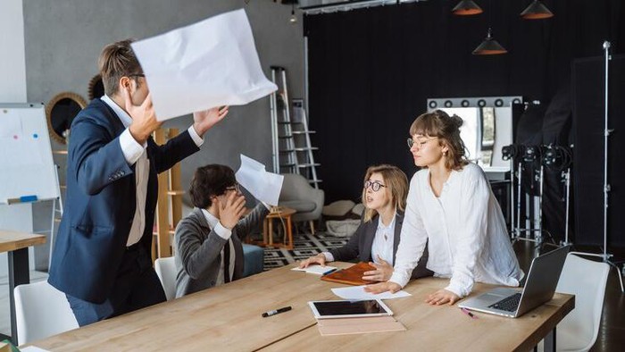 6 Kiat Menjaga Diri Tetap Tenang di Tengah Pembicaraan yang Menegangkan