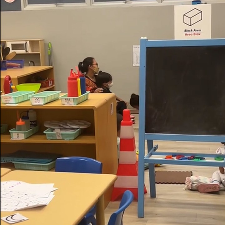 <p>Selain itu, Tasya juga berulang kali memberi afirmasi positif dan memvalidasi perasaan sang anak hingga ia bisa tenang jika masuk ke sekolah. "Dan ulang2 sampe berbusa bilangin 'Mama tau Arr cemas dan sedih bilang byebye ke Mama, tarik nafas dulu yuk. Mama anter Arr sampai pintu kelas yaa, ga bisa nemenin Arr di dalam kelas. Kan di dalam kelas ada Miss, jadi Arr aman. Nanti selesai sekolah PASTI mama jemput.” (Foto: Instagram @tasyakamila)<br /><br /><br /></p>