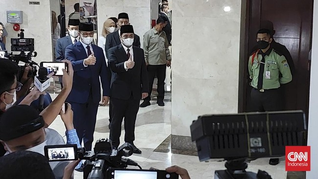 Gubernur DKI Anies Baswedan tiba di DPRD DKI untuk mengikuti rapat pemberhentian dirinya sekitar pukul 11.00 WIB.