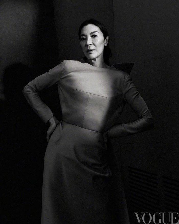 Baik di depan layar maupun tidak, Michelle Yeoh selalu vokal terhadap film Asia. Ia mempromosikan budaya Asia ke dunia luar dengan pengaruhnya. Ia juga mengakui bahwa perjalanan pembuat film Asia masih panjang dan terus berkembang. / Foto: vogue.com.cn