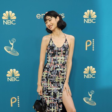 Gaun Jung Ho Yeon di Emmy Awards 2022 Dibuat Selama 600 Jam!