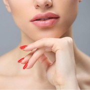 3 Tips Mudah Bikin Bibir Jadi Merah Alami Seperti Pakai Lipstik, Wajib Coba!