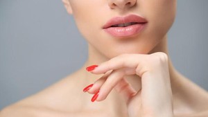 3 Tips Mudah Bikin Bibir Jadi Merah Alami Seperti Pakai Lipstik, Wajib Coba!