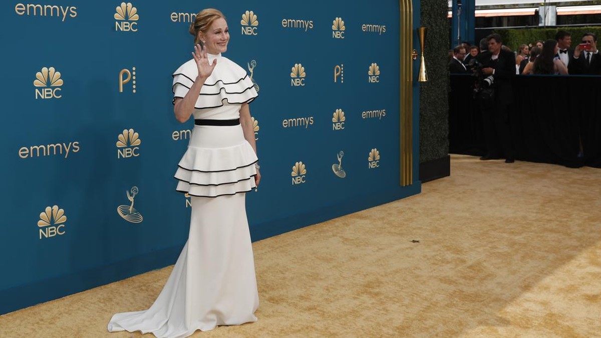 FOTO: Selebriti Berbusana Terburuk di Emmy Awards 2022: Kick Me