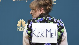 FOTO: Selebriti Berbusana Terburuk di Emmy Awards 2022: Kick Me