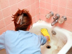 5 Cara Membersihkan Kerak Kamar Mandi dengan Cuka hingga Baking Soda