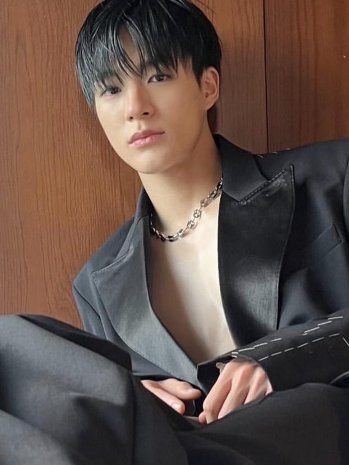 Dalam acara fashion terkenal tersebut, Jeno NCT terlihat menghadiri runway Vogue World sebagai acara pembuka./ foto: instagram.com/nct