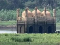 30 Tahun Tenggelam, Masjid Berusia Ratusan Tahun di India Muncul Kembali