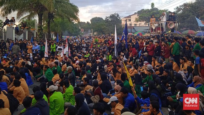 Massa mahasiswa melempar botol hingga menendang pintu gerbang Gedung DPRD Kaltim. Mereka meminta tuntutan dipenuhi.