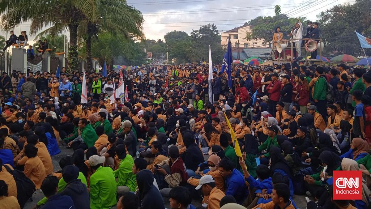 Buruh-Mahasiswa Aksi 214 Jilid 2 Geruduk DPRD Kaltim, Cabut Kawat Duri