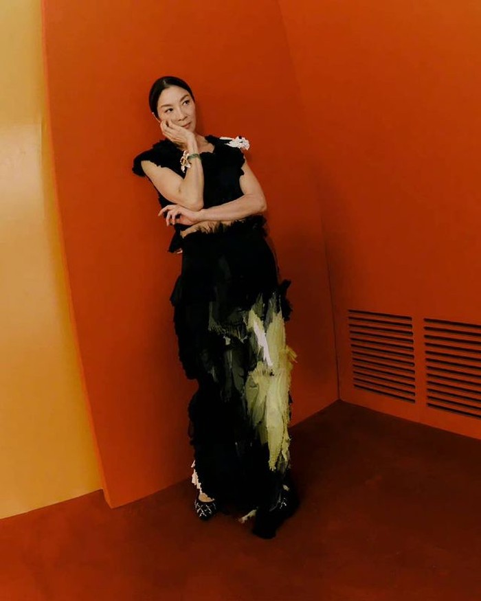 Dikutip dari Vogue, di layar, Michelle Yeoh adalah pahlawan perempuan yang bersemangat dan tak kenal takut. Namun, di luar layar, ia adalah perempuan yang tulus dan sangat menghargai setiap aspek kehidupan. / Foto: vogue.com.cn