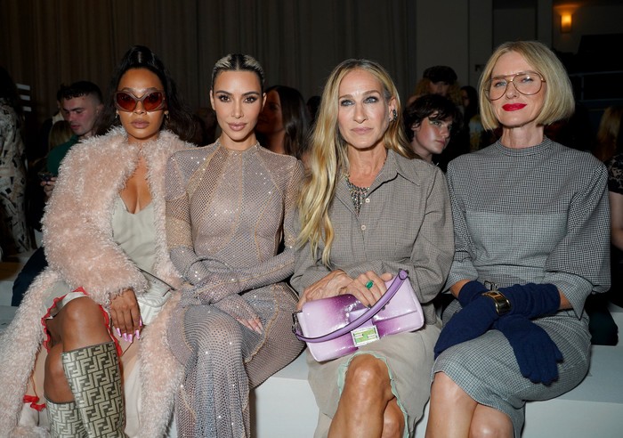Lala Anthony, Kim Kardashian, Sarah Jessica Parker, dan Naomi Watts hadir dalam personal style masing-masing. Kim Kardashian sempat mengunggah foto ini di Instagram story dan menyebut mereka berempat tak ubahnya karakter di serial Sex & The City. Foto: Getty Images for FENDI/Sean Zanni