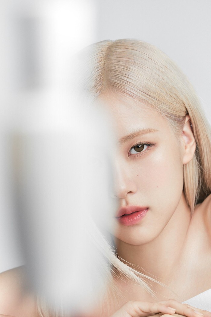 First Care Activating Serum dari Sulwhasoo ini tampil dengan botol putih minimalis bak porselen. Memberikan kesan chic dan modern, produk ini ditujukan untuk generasi Z dan dijual limited edition. / Foto: kpopping.com