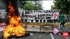 Pedemo BBM di Jakpus Bertahan hingga Malam, Polisi Minta Bubarkan Diri