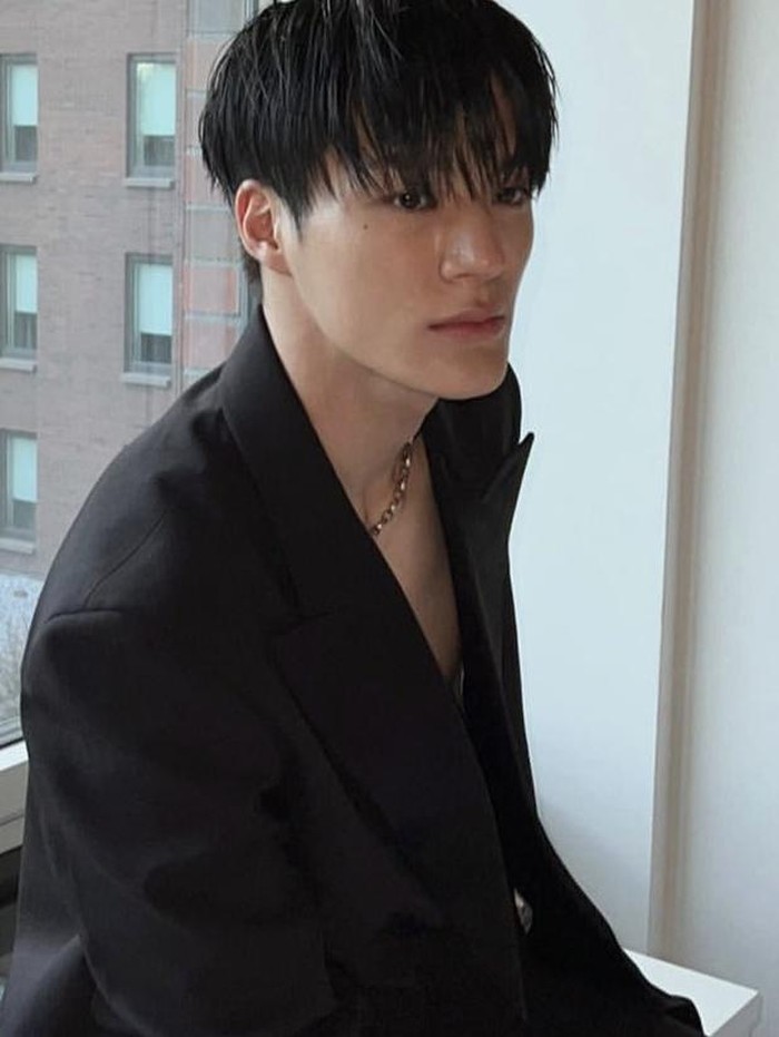 Jeno NCT tampil menawan dengan setelan jas hitam, rancangan dari desainer asal Vietnam, Peter Do. Desainer tersebut juga sebelumnya merancang outfit yang dikenakan Johnny NCT dalam pergelaran Met Gala 2022 beberapa waktu lalu, Beauties./ foto: instagram.com/nct