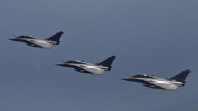 FOTO: Jet Tempur Prancis Bermanuver di Langit Indonesia